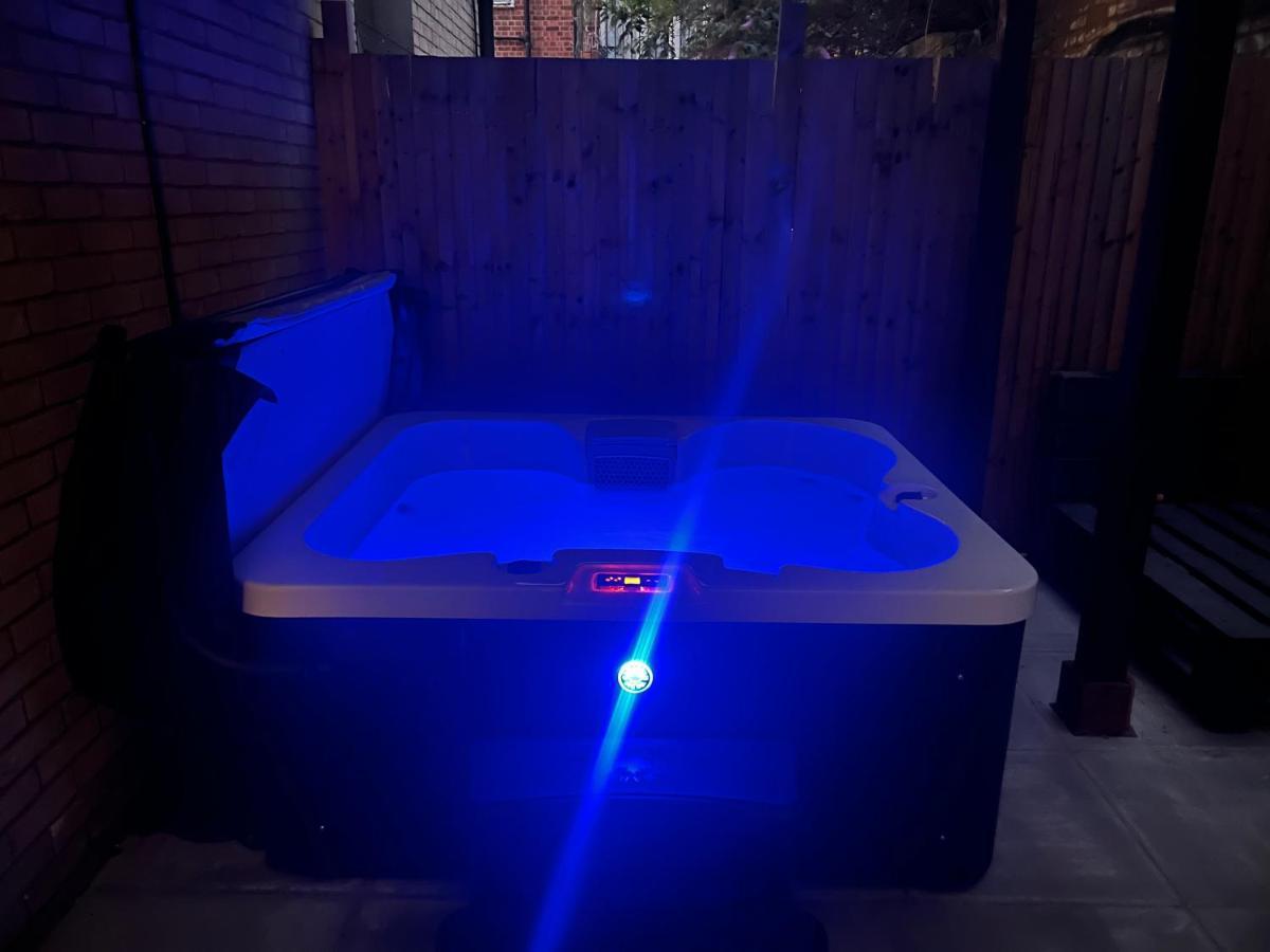 Central London, Jaccuzzi,Newbuild, 2 Bedrooms Two Baths エクステリア 写真