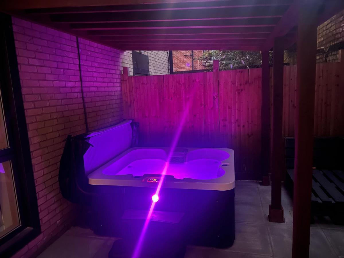 Central London, Jaccuzzi,Newbuild, 2 Bedrooms Two Baths エクステリア 写真